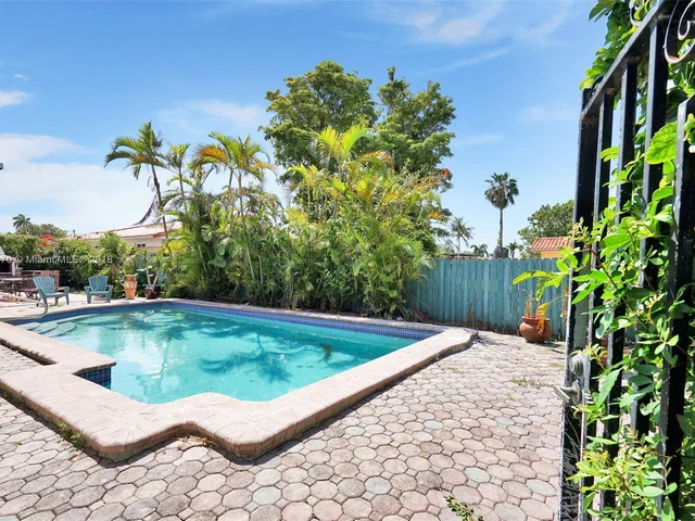 7986 SW 4th St, Miami FL 33144