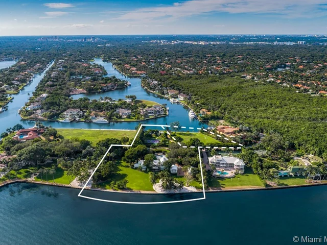 21 Casuarina Concourse, Coral Gables FL 33143