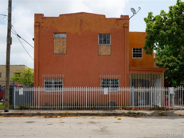 221 NW 9 AVE, Miami FL 33128