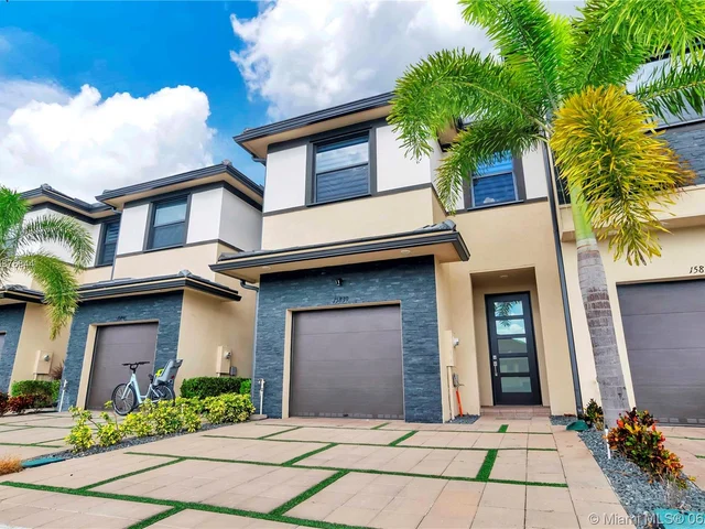 15839 NW 90 CT # 15839, Miami Lakes FL 33018