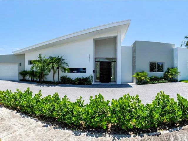 2420 NE 194th St, Miami FL 33180