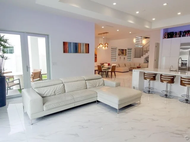 8249 NW 33rd Ter, Doral FL 33122