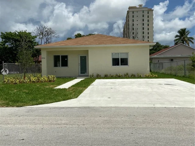 2761 NW 50th St, Miami FL 33142