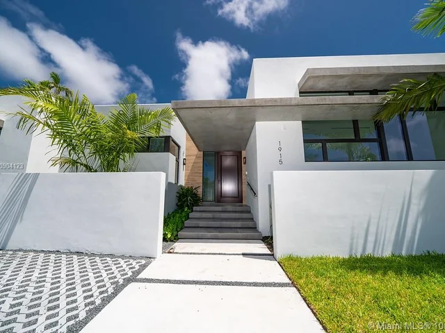 1915 Alamanda Dr, North Miami FL 33181