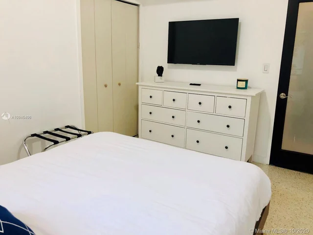 7537 W Treasure Dr, North Bay Village FL 33141