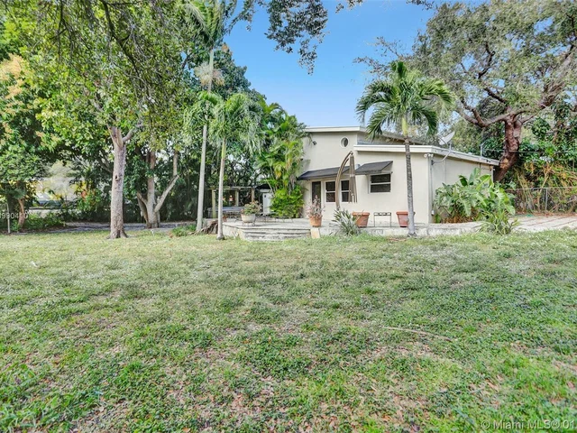 11340 Peachtree Dr, Miami FL 33161