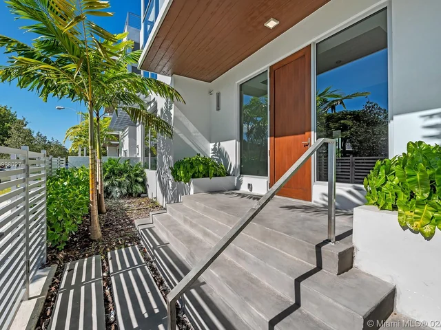 529 SW 11th Street # 102, Miami FL 33129