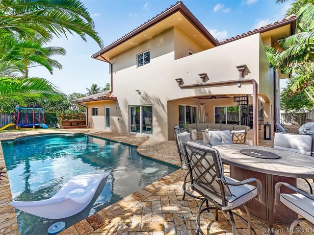 3120 NE 27th Ave, Lighthouse Point FL 33064