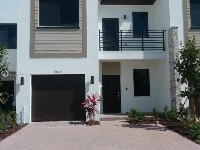 20833 NE 2nd Pl, Aventura FL 33171
