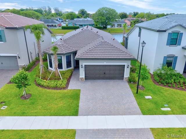 8258 NW 79th Ave, Tamarac FL 33321