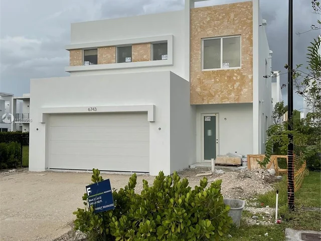 6743 NW 103rd Pl, Doral FL 33178