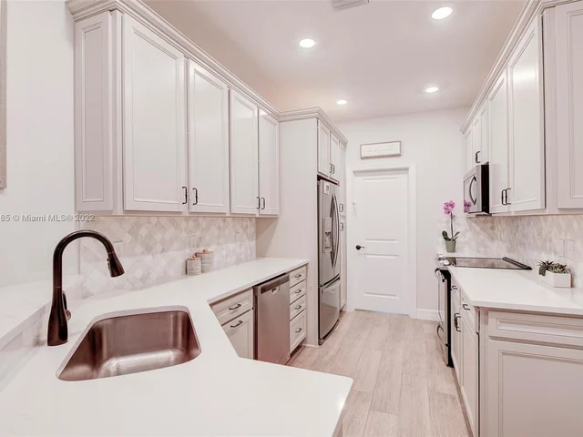 1040 Eucalyptus Dr # 5, Hollywood FL 33021