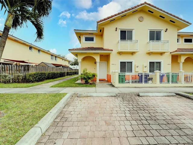 17845 NW 74th Ct, Hialeah FL 33015