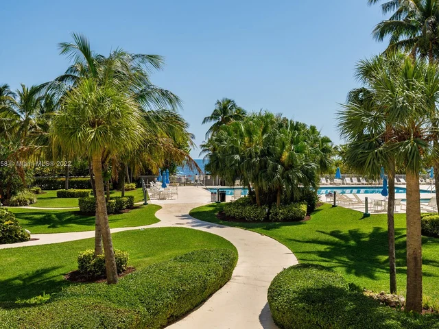 881 Ocean Dr, Key Biscayne FL 33149