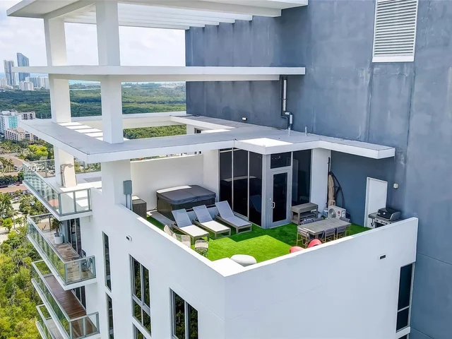 16385 Biscayne Blvd # 16, North Miami Beach FL 33160