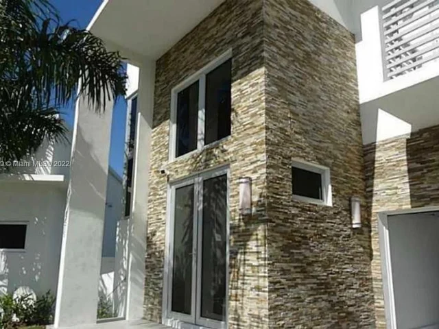 8475 NW 34th Dr, Doral FL 33122