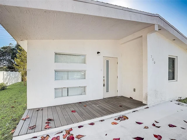 700 NW 17th Ter, Pompano Beach FL 33069