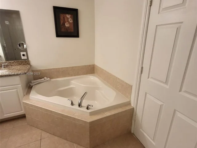 3001 NE 185th St # 311, Aventura FL 33180