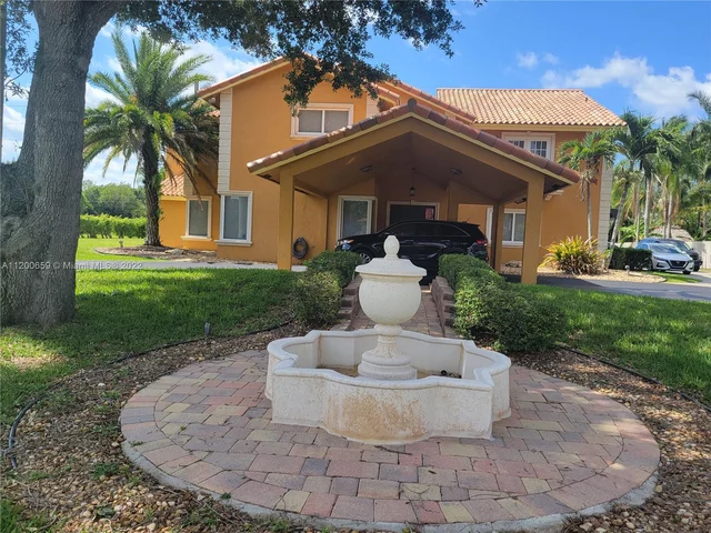 13840 Alexandria Ct, Davie FL 33325