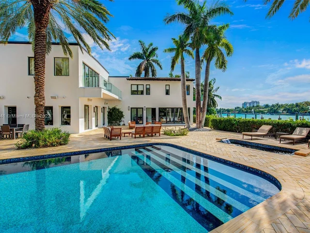 2700 N Bay Rd, Miami Beach FL 33140