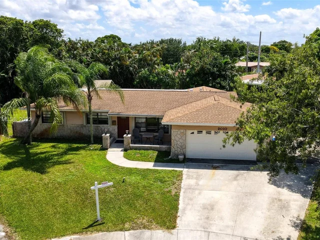 2010 NW 85th Ave, Pembroke Pines FL 33024
