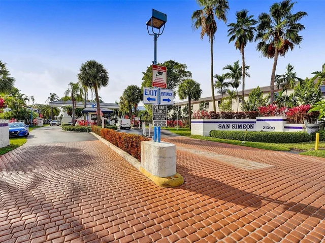 271 NE 211th St, Miami FL 33179