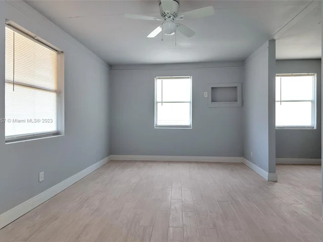 562 W 4th St, Riviera Beach FL 33404