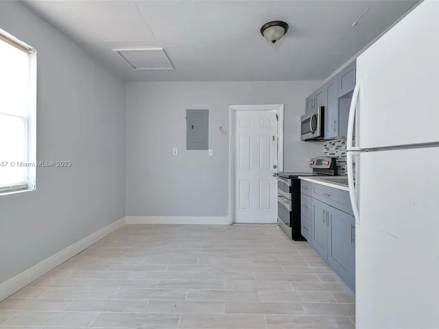 562 W 4th St, Riviera Beach FL 33404