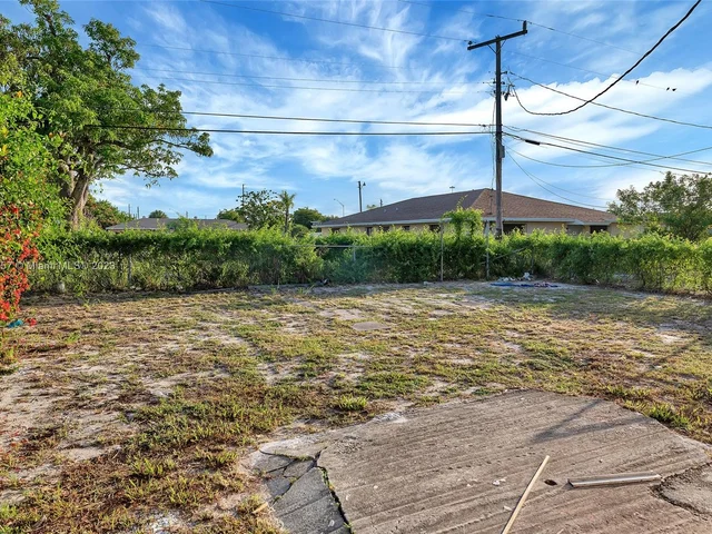 562 W 4th St, Riviera Beach FL 33404