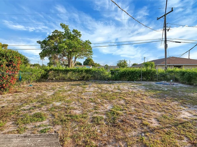 562 W 4th St, Riviera Beach FL 33404