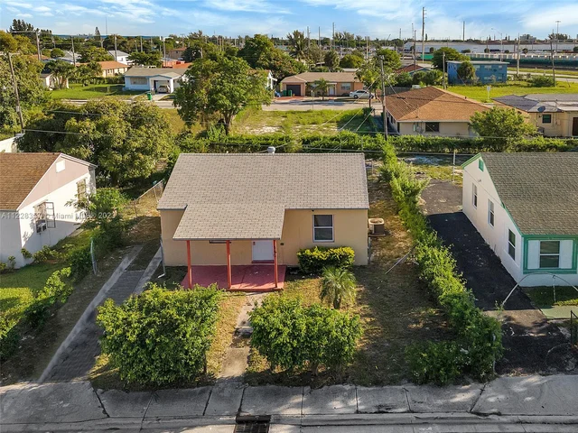 562 W 4th St, Riviera Beach FL 33404