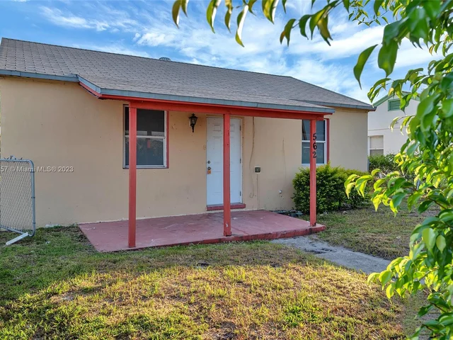 562 W 4th St, Riviera Beach FL 33404