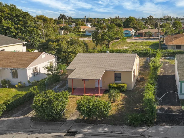 562 W 4th St, Riviera Beach FL 33404