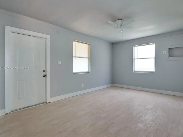 562 W 4th St, Riviera Beach FL 33404