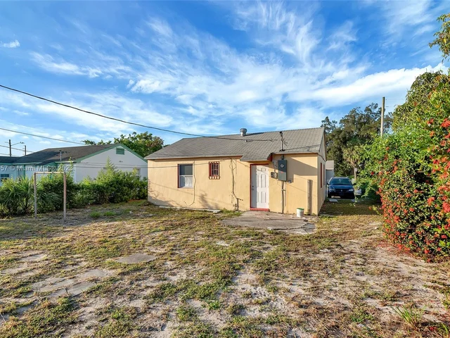 562 W 4th St, Riviera Beach FL 33404