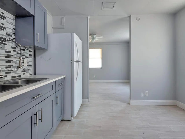 562 W 4th St, Riviera Beach FL 33404