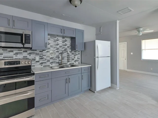 562 W 4th St, Riviera Beach FL 33404