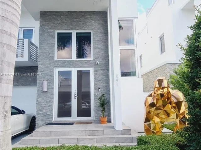 8271 NW 34th Dr, Doral FL 33122