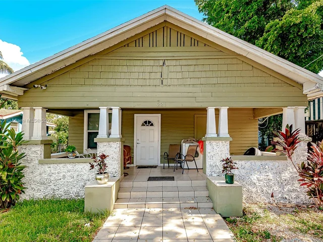 221 NW 33rd St, Miami FL 33127