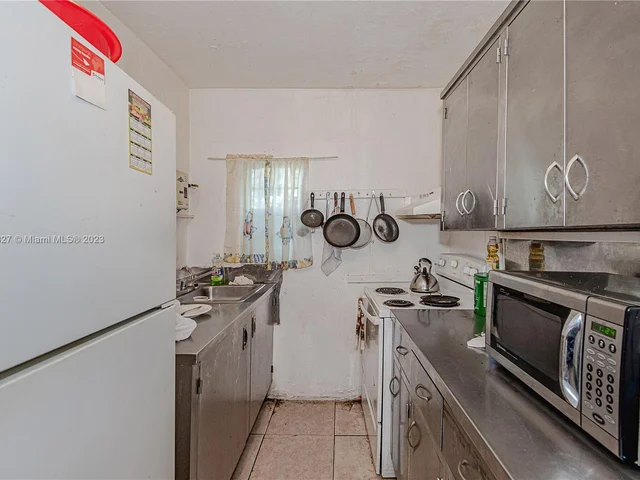 221 NW 33rd St, Miami FL 33127