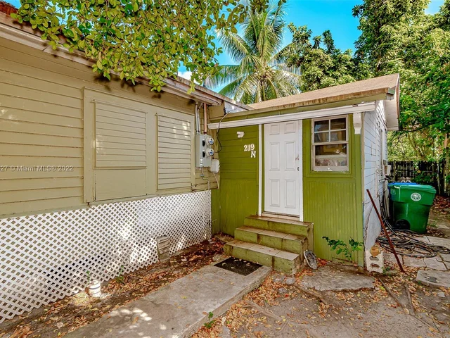 221 NW 33rd St, Miami FL 33127