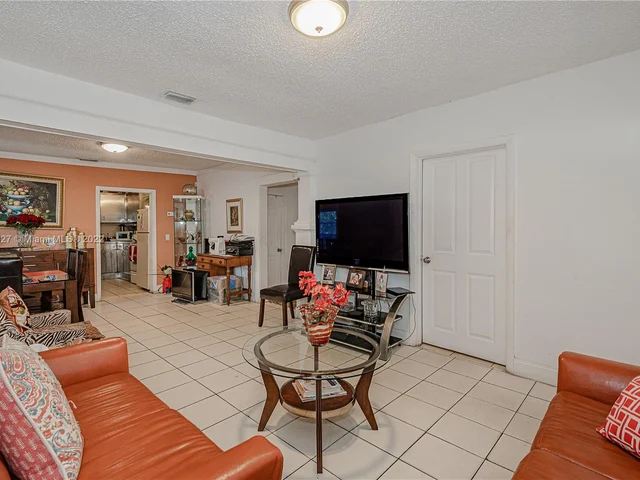 221 NW 33rd St, Miami FL 33127