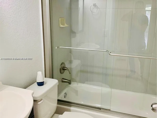 1418 NW 35th St, Miami FL 33142