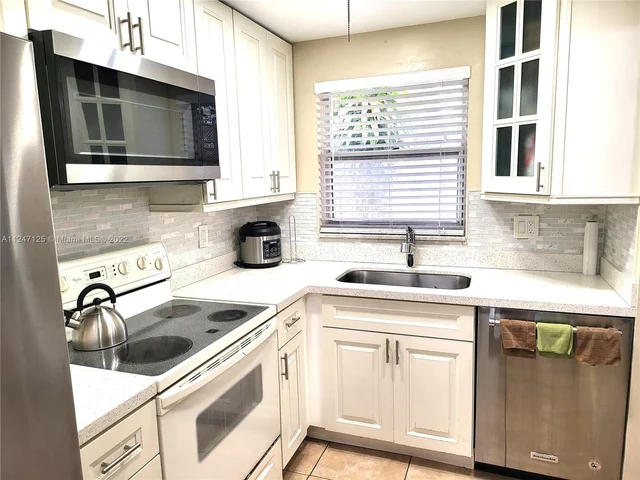 8051 N Sunrise Lakes Dr # 101, Sunrise FL 33322