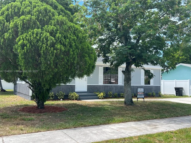 300 E Elaine Cir E, West Palm Beach FL 33409