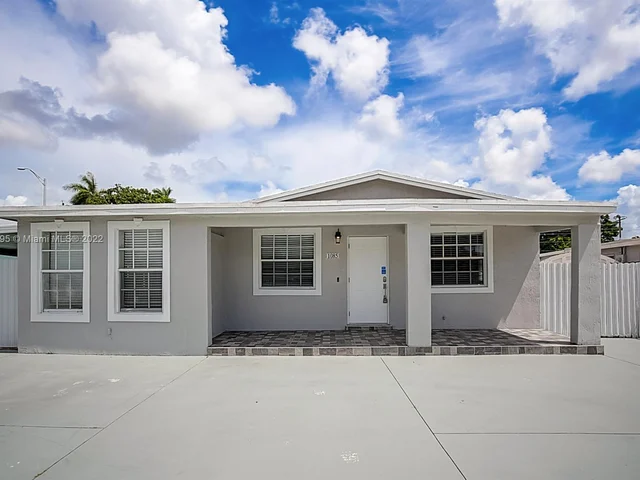 1085 W 31st St, Hialeah FL 33012