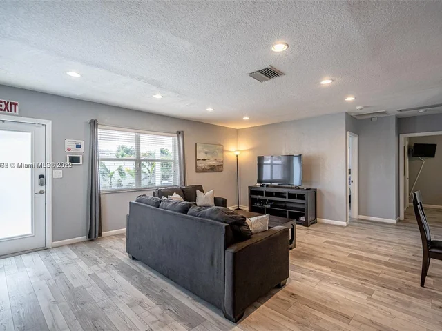 1631 N Andrews Sq, Fort Lauderdale FL 33311