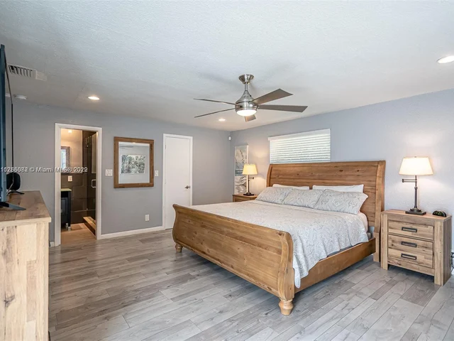 1631 N Andrews Sq, Fort Lauderdale FL 33311