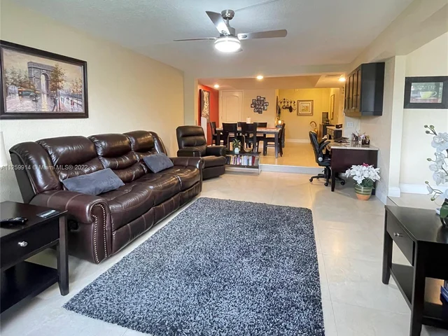 3710 Inverrary Dr # 2L, Lauderhill FL 33319