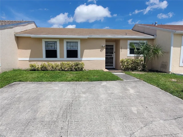 20309 NW 27th Pl, Miami Gardens FL 33056